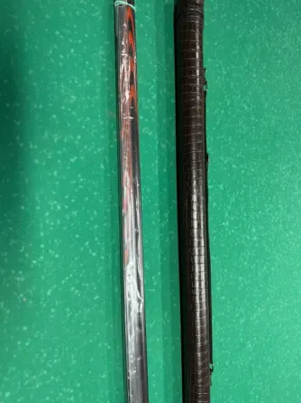 Длинный бильярдный кий на столе