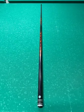 Длинный бильярдный кий на столе