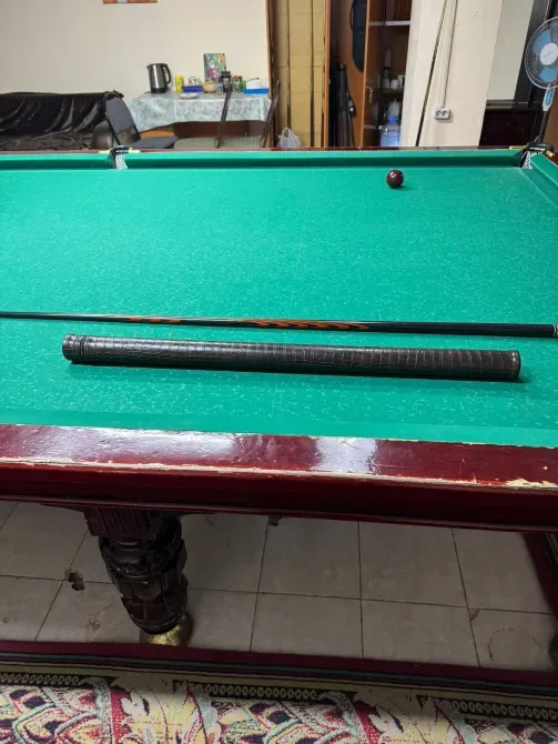 Бильярдный стол с кийом и шаром