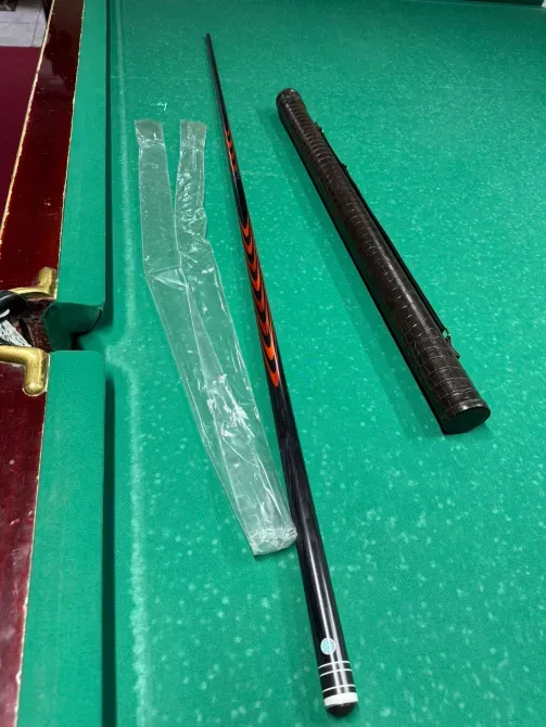 Бильярдный кий и его чехол на зеленом столе