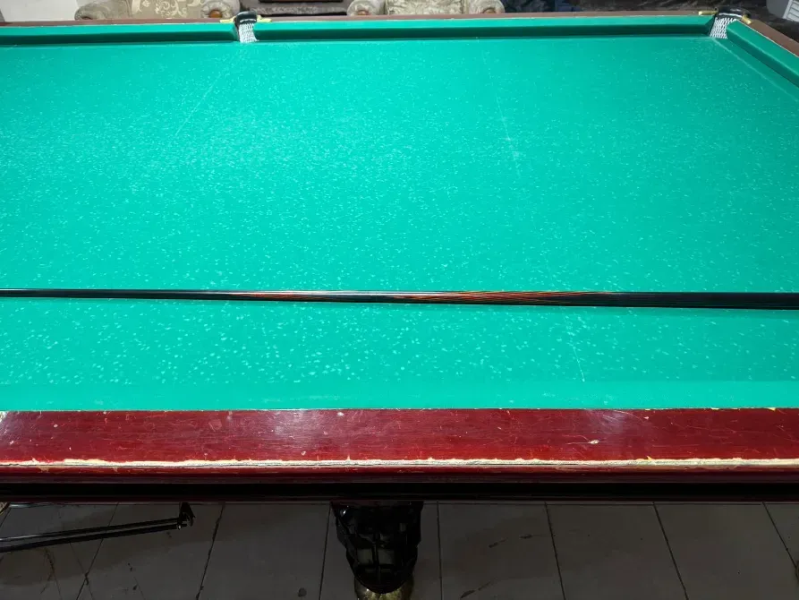 Пустой бильярдный стол