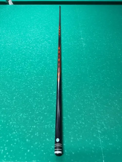 Длинный бильярдный кий на столе