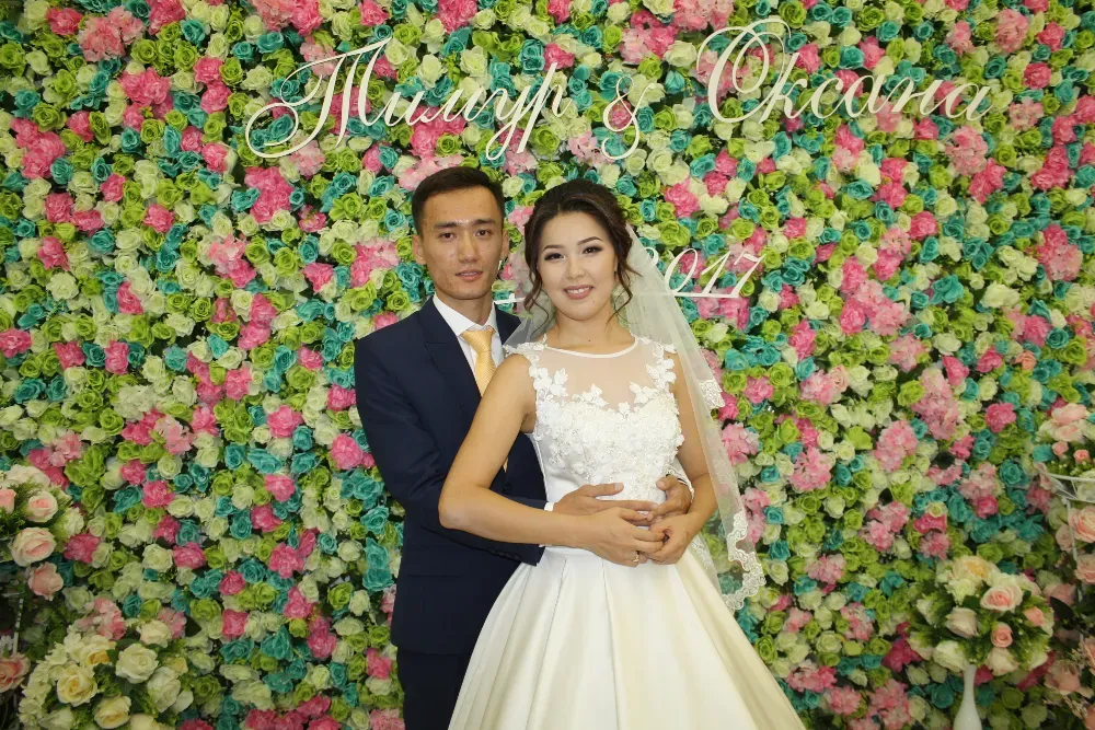 Женщины в вечерних платьях на вечеринке