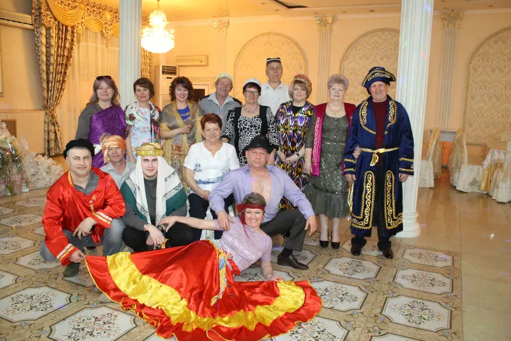 Группа людей в костюмах на праздничном мероприятии