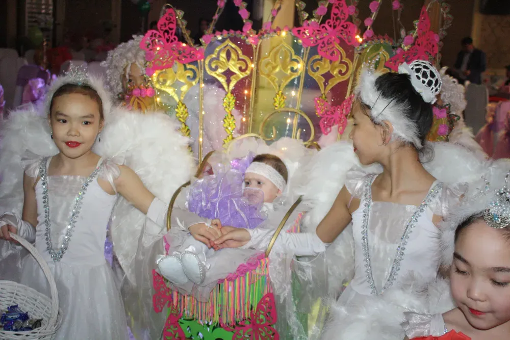 Девочки в костюмах ангелов на празднике