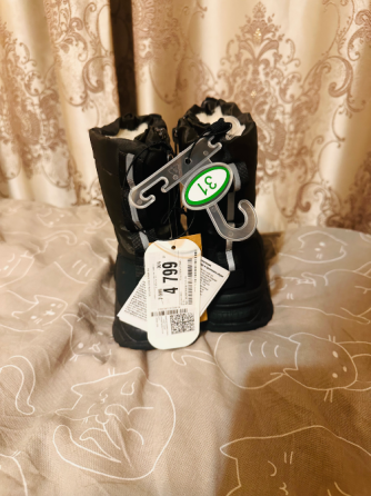 Чёрные зимние ботинки с мехом внутри и ценником