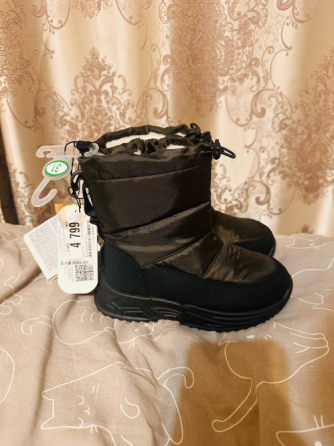 Чёрные зимние ботинки с мехом внутри и ценником