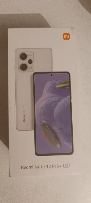 Упаковка смартфона Redmi Note 12 Pro+ с изображением устройства на коробке