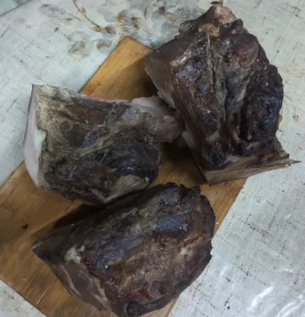 Куски мяса на деревянной доске