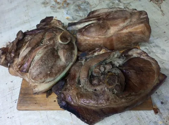 Куски мяса на деревянной доске