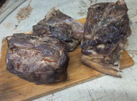 Куски мяса на деревянной доске