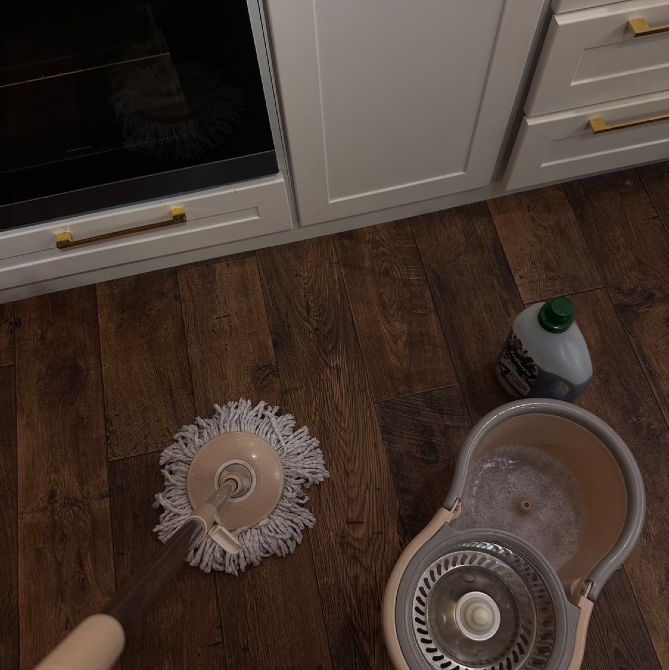 Уборка на кухне с ведром и шваброй