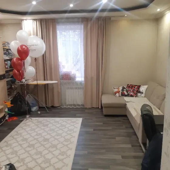 Мягкая мебель және ауа шарлары бар бөлме