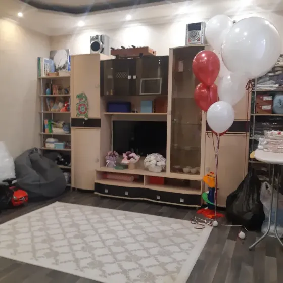 Мягкая мебель және ауа шарлары бар бөлме