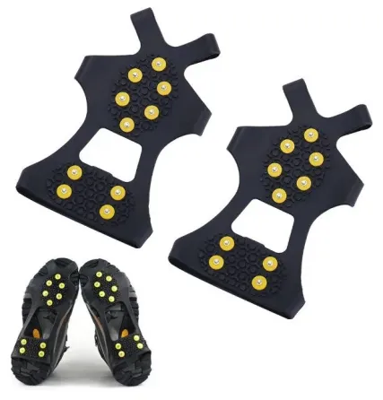 Установленные накладки на обувь с яркими круглыми шипами для предотвращения скольжения