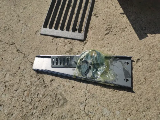 Печка на металлических ножках с круглым верхом и дымоходом