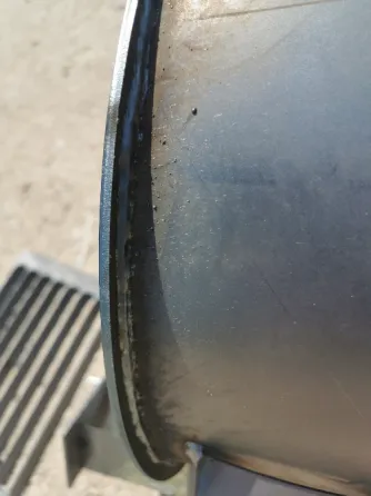 Печка на металлических ножках с круглым верхом и дымоходом