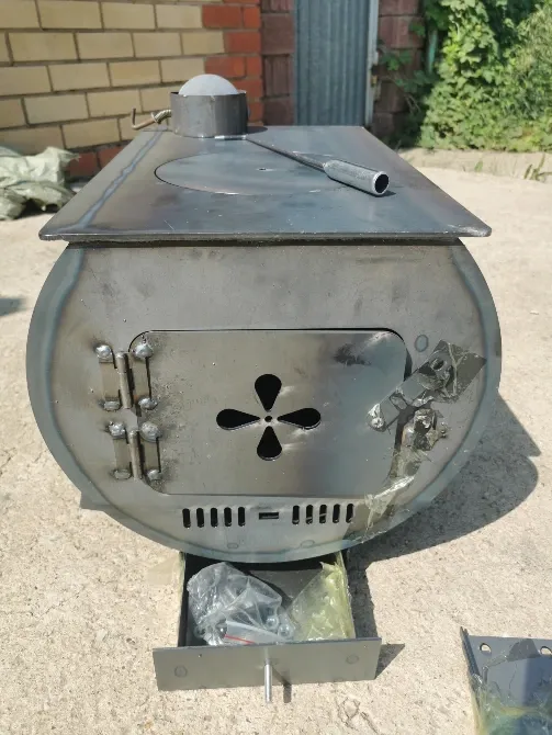 Есігі және вентиляциялық тесігі бар пеш.