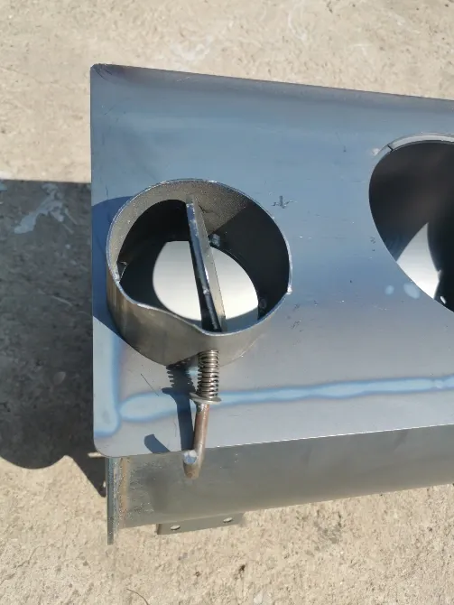 Пештің ауа шығару үшін екі тесігі бар қақпағы