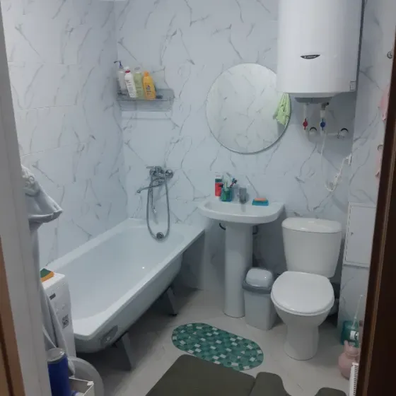 Коридор, есіктері бар және ламинирленген ағаш еденімен