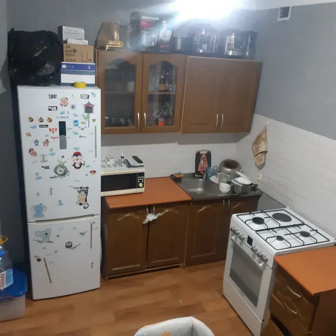 Микротолқынды пеш және пеші бар ас үй, ыдыс-аяқ шкафтары