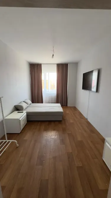 Диван мен теледидары бар жатын бөлме