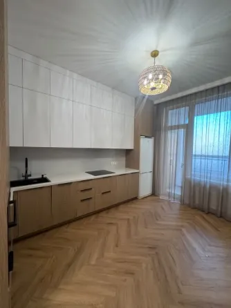 заманауи ас үй ас үй жабдықтары мен шыны нақышымен