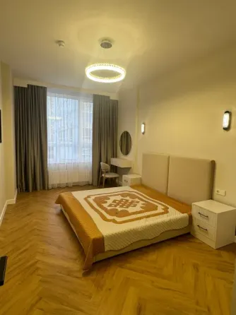 заманауи ас үй ас үй жабдықтары мен шыны нақышымен