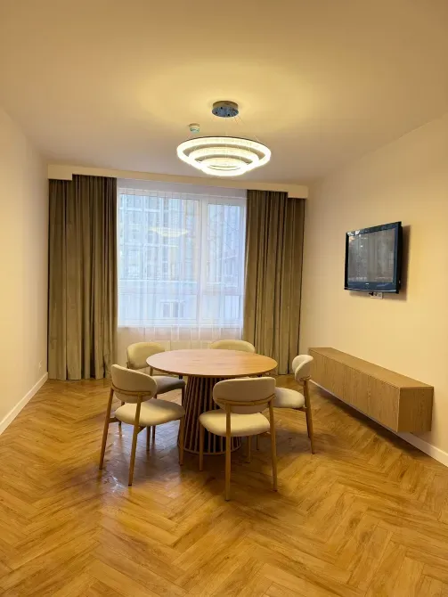 дөңгелек үстел мен ыңғайлы стульялары бар ас болмағы