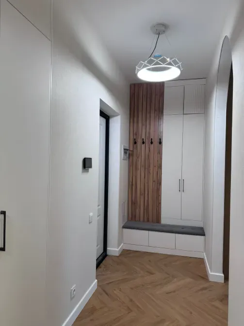 коридор отыру орны мен шкафпен