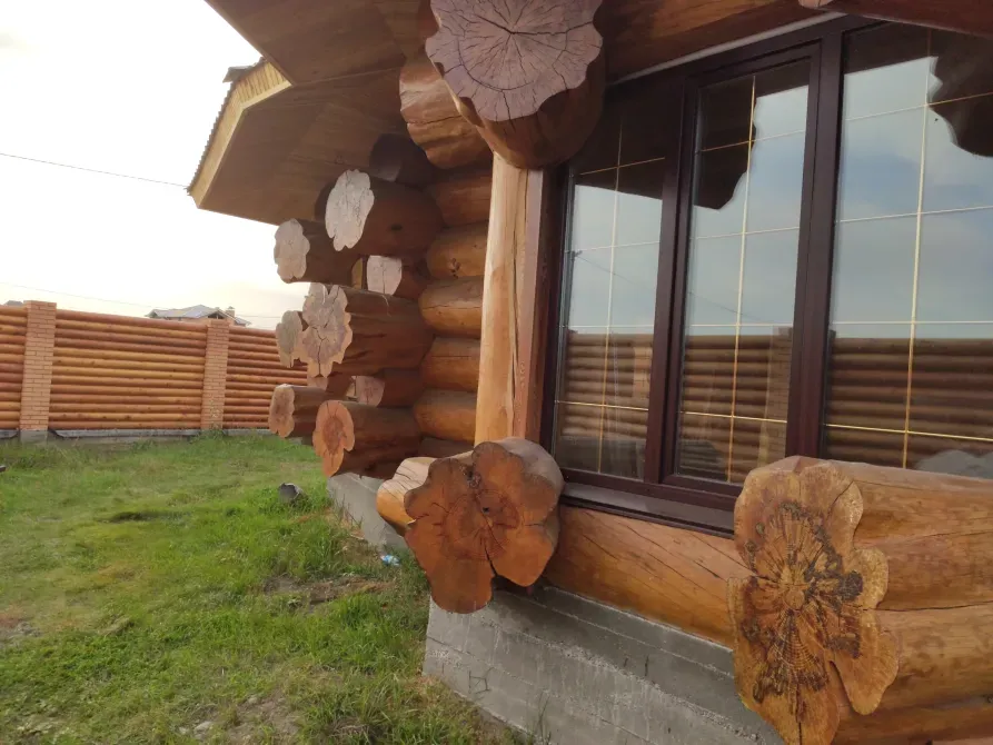 Бөренелерден жасалған, торлы терезелері бар және шифрмен жабылған жеке үй