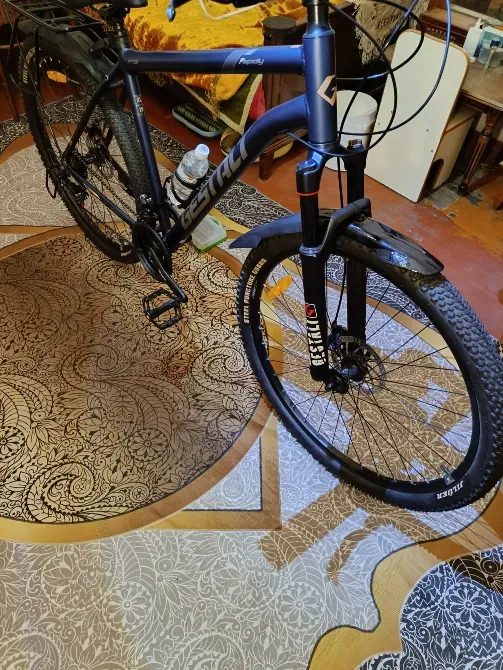 Переднее колесо велосипеда на декоративном фоне