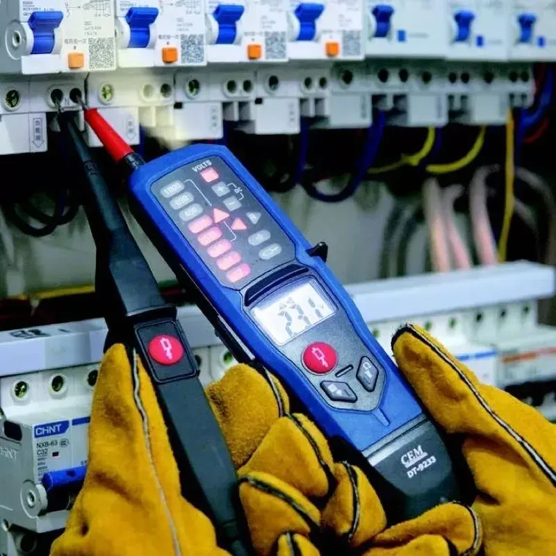 Қызыл щуптары бар электр параметрлерін өлшейтін құрылғы, электр панеліне қосылған