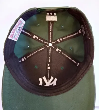 Зеленая кепка Нью-Йорк Янки с белым логотипом