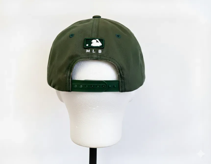 Задняя часть зеленой кепки с логотипом MLB