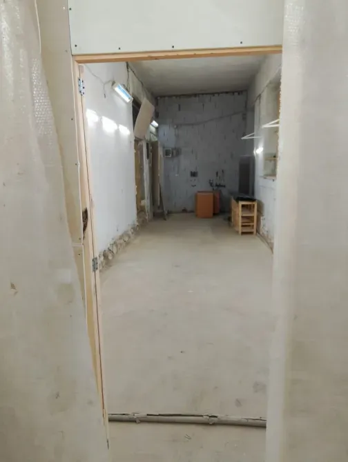 Басқа бөлмеге келетін дәліз, ағаш элементтерімен