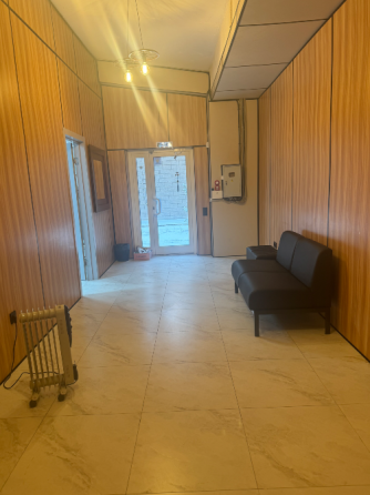 Современный интерьер ағаш қабырғалармен және жарық плиткалармен