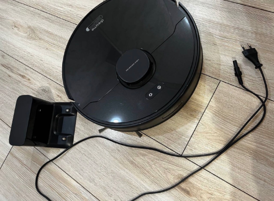 Подъезді зарядтау станциясы бар робот-шаңсорғыш