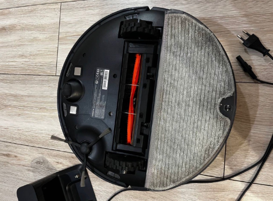 Подъезді зарядтау станциясы бар робот-шаңсорғыш