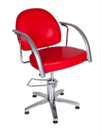 Кресло с красной обивкой и хромированными подлокотниками, расположенное на колесной базе