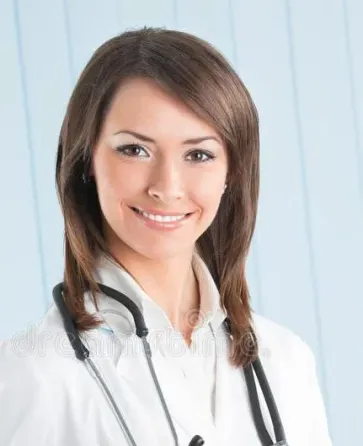 Улыбающаяся женщина-врач в белом халате со стетоскопом на шее, на фоне светло-голубой стены