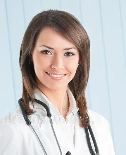 Улыбающаяся женщина-врач в белом халате со стетоскопом на шее, на фоне светло-голубой стены