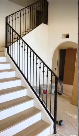 Расположенная лестница с оригинальным перилами