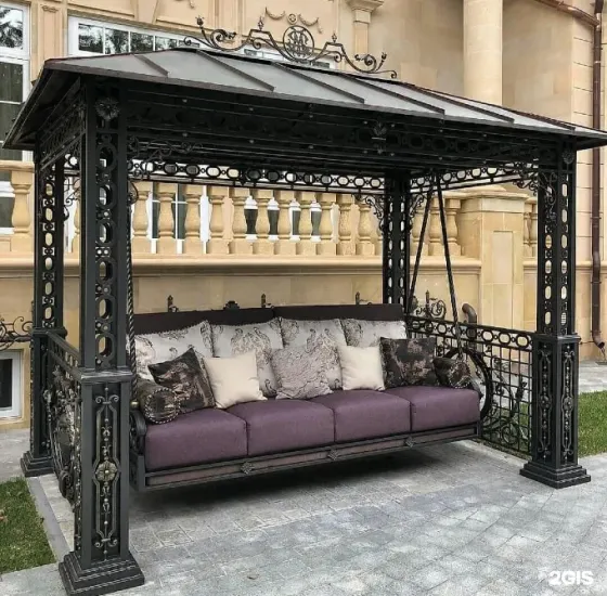 Расположенная лестница с оригинальным перилами