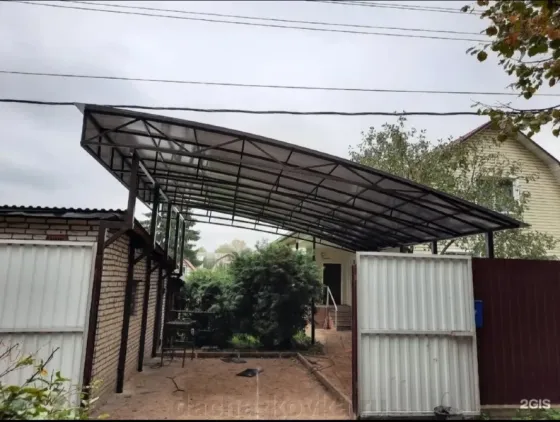 Расположенная лестница с оригинальным перилами