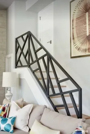 Расположенная лестница с оригинальным перилами