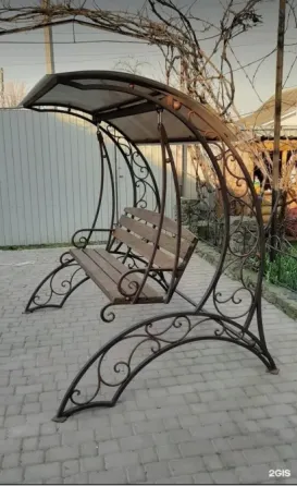 Расположенная лестница с оригинальным перилами