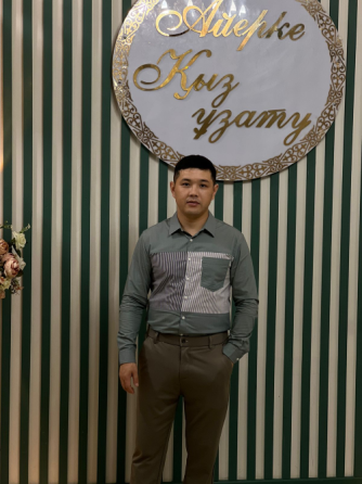 Стильді көйлек пен шалбар киген жас жігіт сәнді қабырға фонында тұр, онда жазу бар.