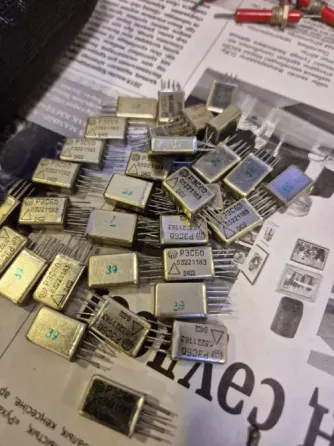 Изображение совы из металла, стоящей на книге