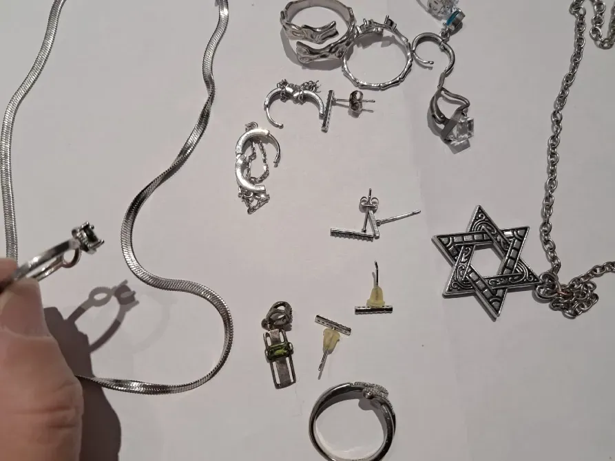 Изображение различных ювелирных изделий, включая кольца и подвески